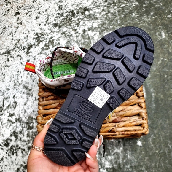 Skechers Dr.Seuss Grinch White Boots - Picture 5 of 8